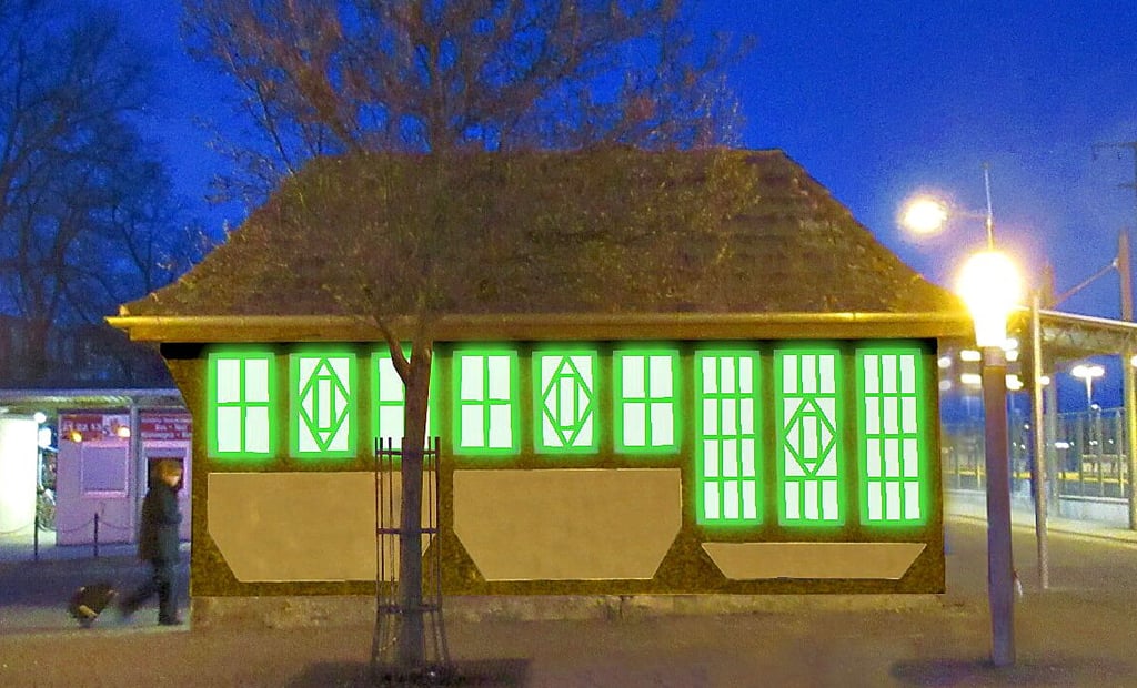 Das Tunnelhäuschen am Hauptbahnhof Stendal als Lichthaus in Grün. Geplant ist  der Abriss.