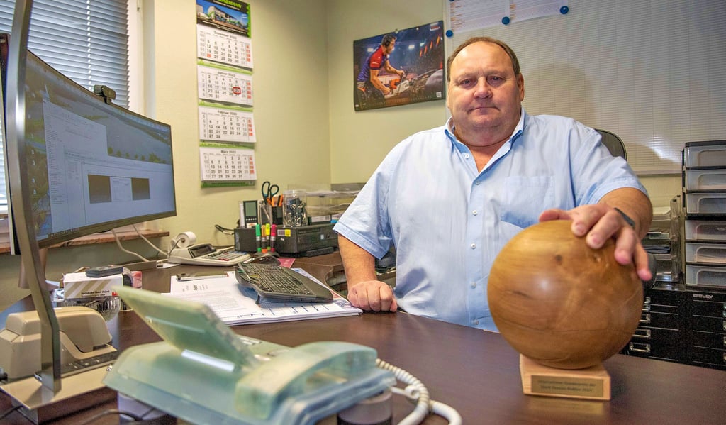 Axel-Sander, der Chef von Sandner Dachbau, hat seine Trophäe für sein Lebenswerk eigentlich in die Mitte seines Konferenztisches gestellt.