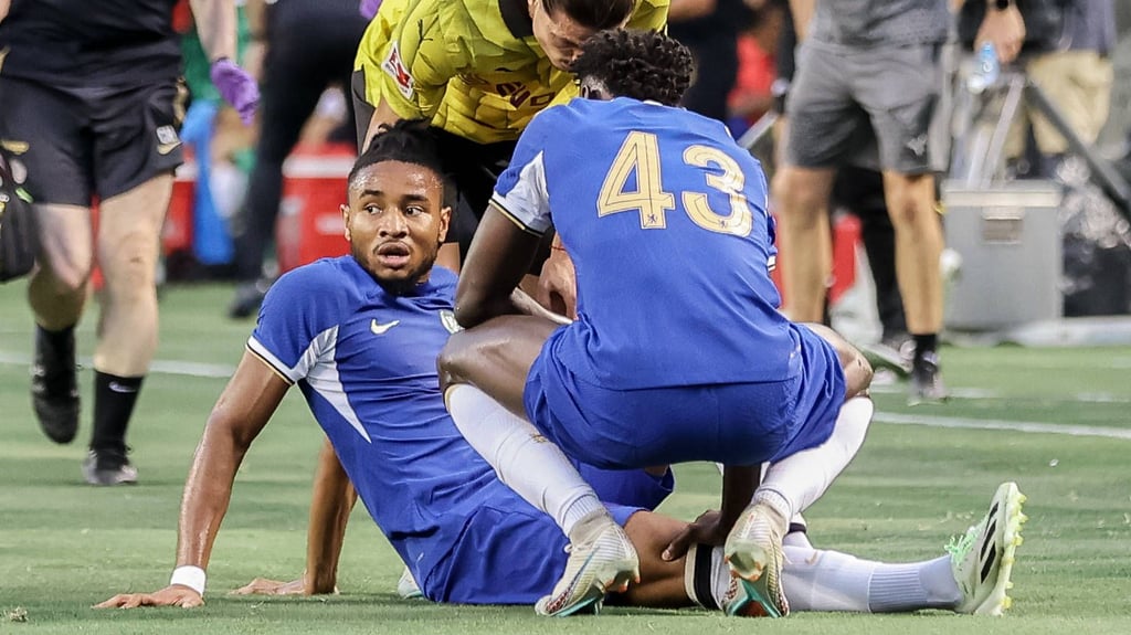 Christopher Nkunku&nbsp;geht im Spiel gegen den BVB zu Boden.