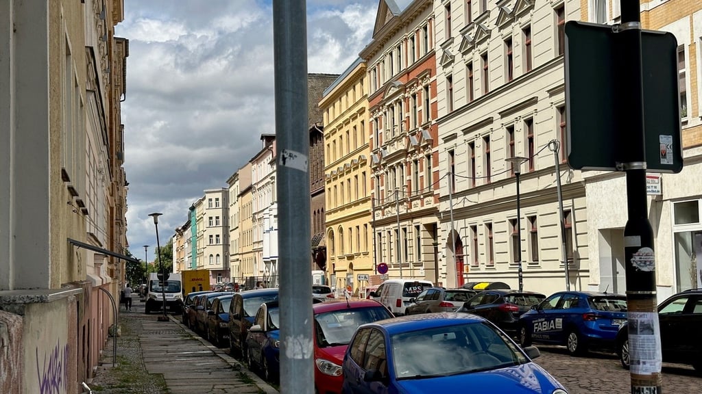 In dieser Straße in der südlichen Innenstadt von Halle soll ein 29-Jähriger ein 15 Jahre altes Mädchen in eine Wohnung gelockt und vergewaltigt haben.