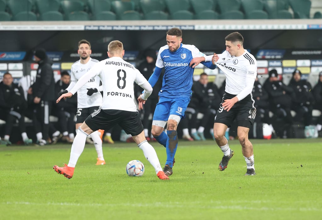 Macht weiterhin einen sehr guten Eindruck im Trikot des 1. FC Magdeburg: Stürmer Luc Castaignos, hier gegen Carlitos (r.). Die Neuverpflichtung aus den Niederlanden traf auch im abschließenden Test beim polnischen Spitzenverein Legia Warschau.