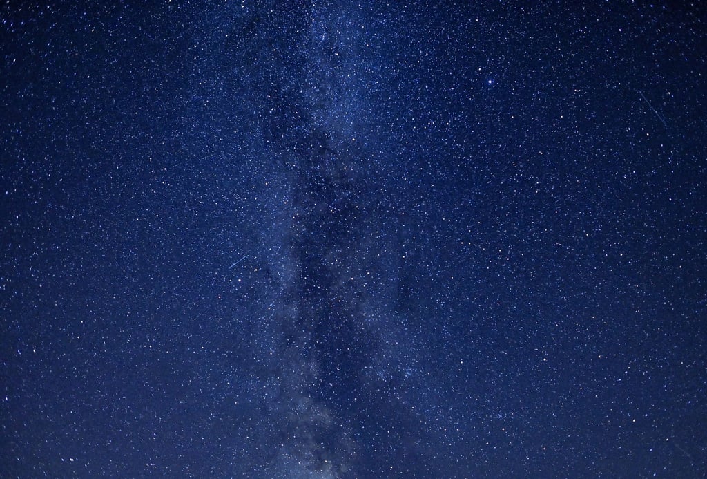 Die Sternschnuppen der Perseiden sind in der ersten Augusthälfte teils im Minutentakt am Nachthimmel zu sehen.