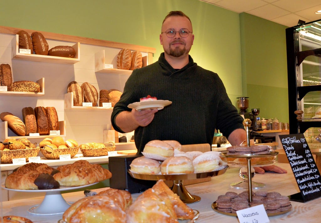 Konrad Behrends aus Osterburg hat ein Café in Stendal eröffnet, um die Familientradition fortzuführen. In seiner Heimatstadt existiert die Konditorei Behrends seit dem Jahre 1856. Zumindest für die nächsten Jahrezehnte scheint der Fortbestand des Familienbetriebs gesichert.