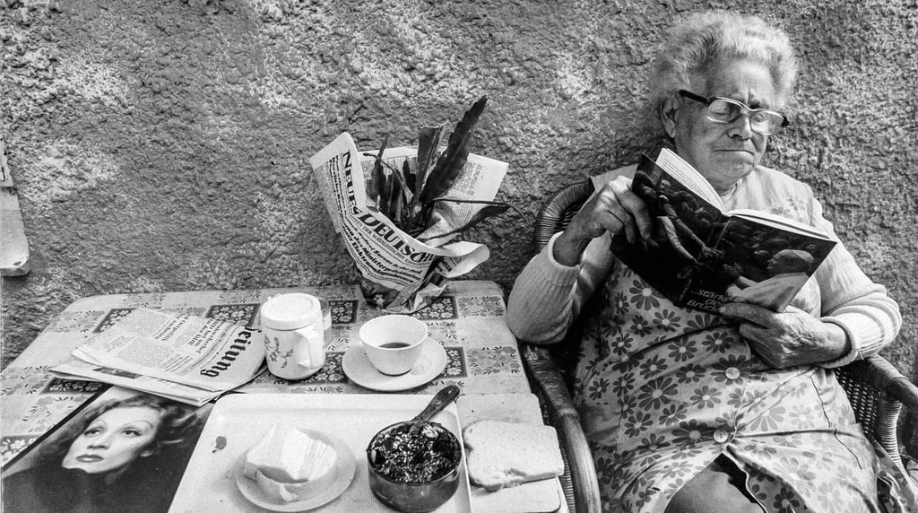  In einer Kleingartenanlage im Ost-Berliner Stadtteil Pankow ist eine Rentnerin 1986 in die Lektüre des Buches „... stärke deine Brüder” von Papst Johannes Paul II. vertieft, das 1982 im katholischen St. Benno Verlag in Leipzig erschienen war.