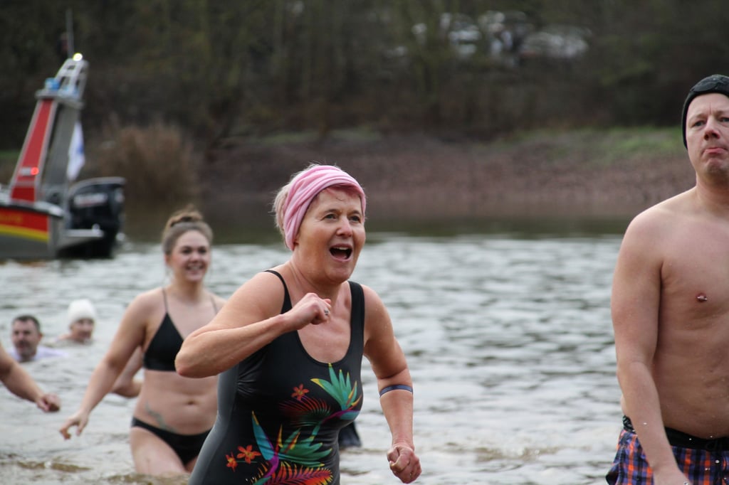 Gerade einmal drei Grad Celsius beträgt die Wassertemperatur des Heidesees derzeit. Das Neujahrsschwimmen war daher eher eine kurze Erfrischung.