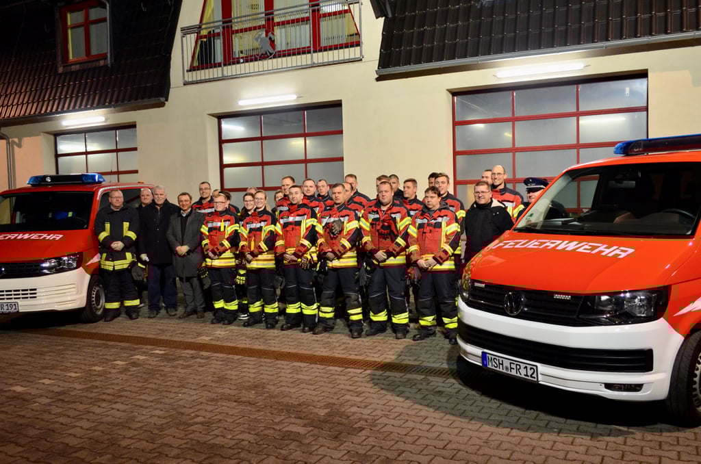 Die Einsatzkräfte der Freiwilligen Feuerwehr Röblingen sind froh über die Anschaffung der zwei neuen Fahrzeuge.