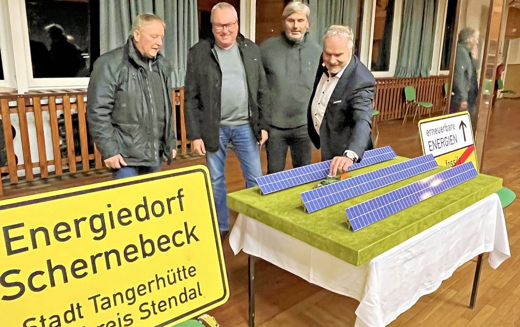 Schernebeck will Bioenergiedorf werden. Einen Teil dieses Projektes stellten Ortsbürgermeister Udo Wendof (von links), Bernd Schlicht und Udo Herms aus Schernebeck sowie Planer Thomas Schwarzlose (rechts) am Rande der Bauausschusssitzung in Tangerhütte vor.