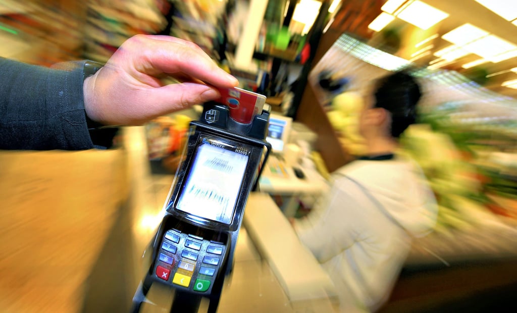 Die Girokarte als Zahlungsmittel ist beliebter als Bargeld, wie eine Studie herausgefunden hat. Durch die Corona-Pandemie hat das Zahlungsmittel einen kräftigen Schub erhalten.