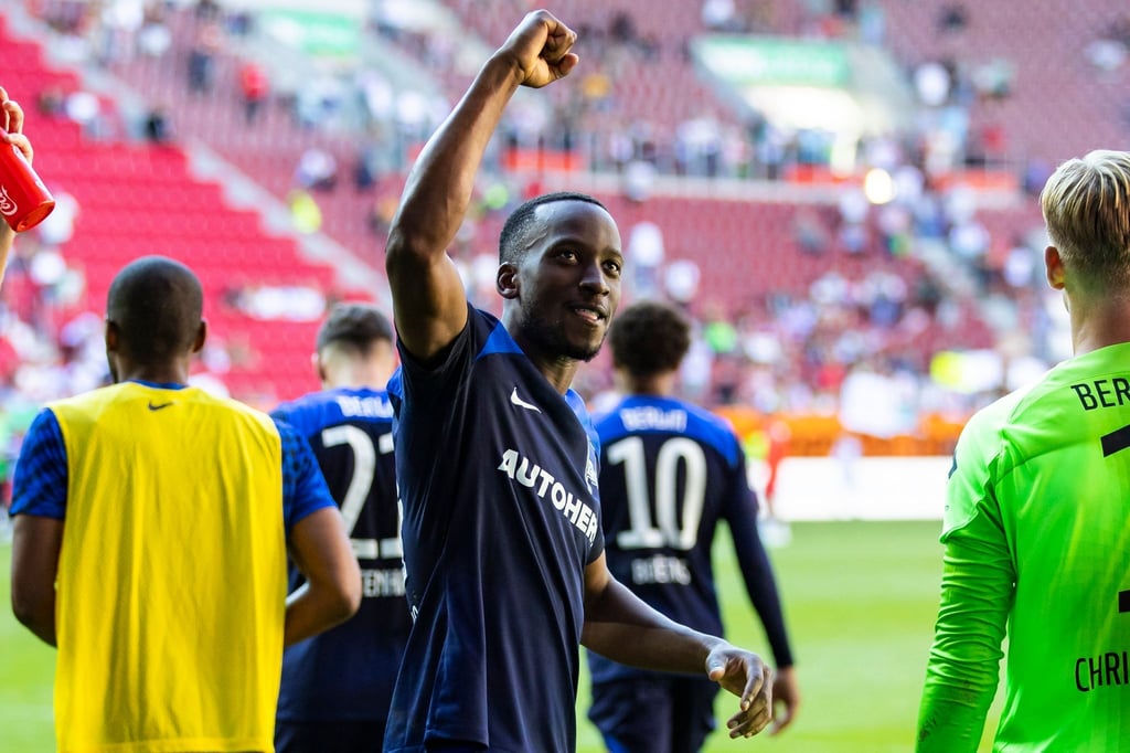 Hertha BSC Berlins Dodi Lukebakio jubelt nach dem Spiel.