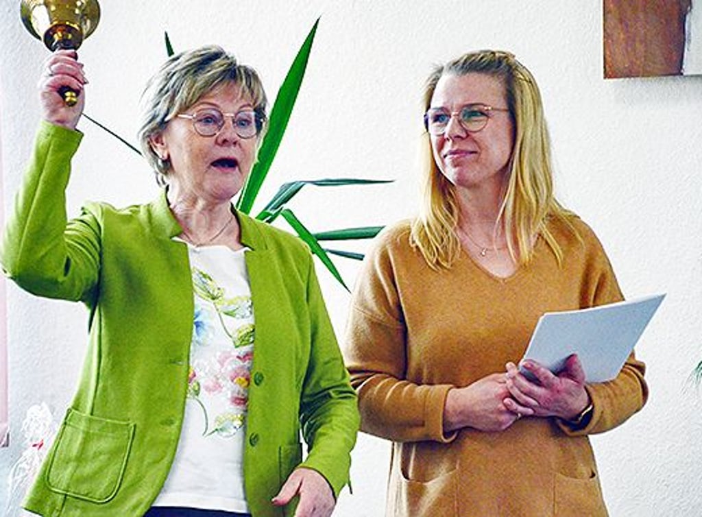 Schulleiterin Regina Müller (links) klingelte ein letztes Mal und übergab die Schulglocke an Nachfolgerin Swantje Roitsch.