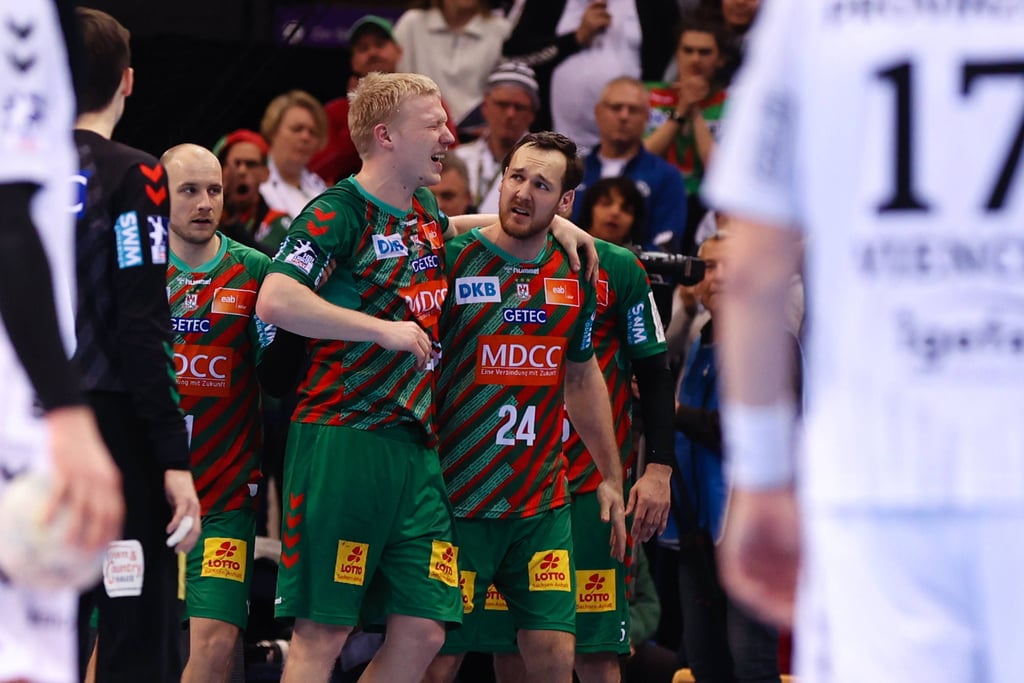 Christian O’Sullivan (r.) stützt Magnus Saugstrup und hilft ihm vom Feld.