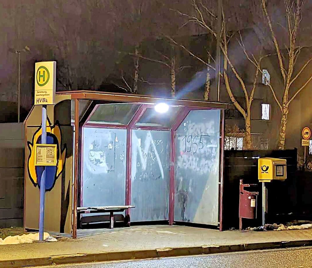Die Lampe in der Bushaltestelle „Gewerbegbiet“ an der Wernigeröder Straße in Derenburg ist repariert.