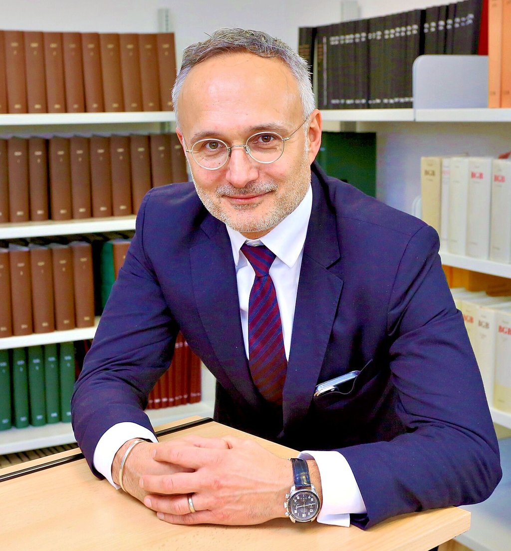 Robert Glinski in der kleinen Bibliothek des Bernburger Amtsgerichts.
