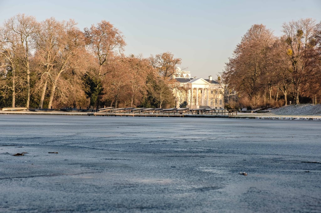 Schloss Wörlitz: Die Stadt liegt im Unesco-Weltkulturerbe. Geht es um Klimaschutz und beispielsweise die Installation von Photovoltaik-Anlagen auf Hausdächern in der Kommune Oranienbaum-Wörlitz, muss das mit bedacht werden.
