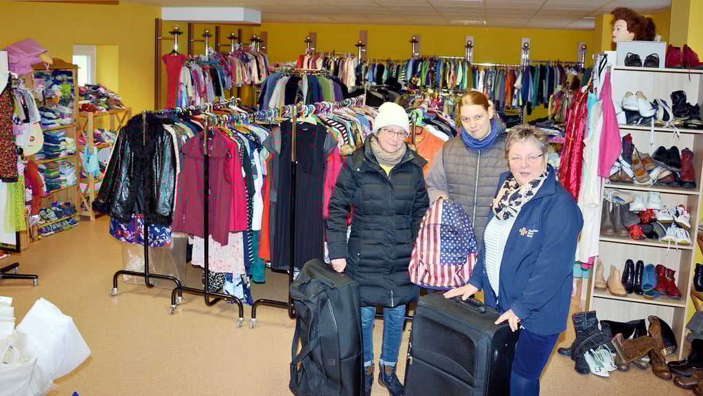 Weil das Budget meist knapp ist und die Betreuten oft nur wenig Besitz bei sich haben, schaut auch Daniela Marten (l.) von der Seehäuser Mutter-Kind-Einrichtung unter dem Dach der Diakonie oft in der Kleiderkammer vorbei und wurde bei Marlies Duffe (r.) sowie  Katrin Gerigk auch gestern wieder für ihre Schützbefohlenen fündig.  Katrin Gerigk  hilft in der DRK-Einrichtung übrigens genauso ehrenamtlich wie Bärbel Schlaf, die  nicht mit auf dem Bild ist.