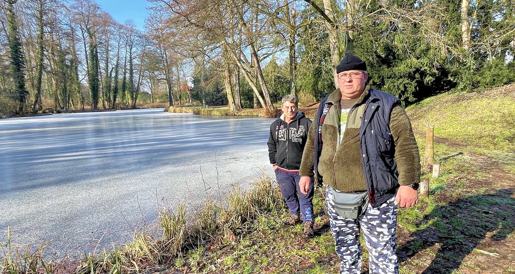 Ralf Rothe und Jürgen Steffen (links) vom Möckeraner Angelverein am Tempelteich im Schlosspark Möckern. Auf sie wartet demnächst viel Arbeit.