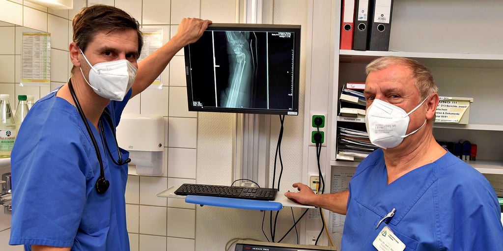 Als organisatorischer Leiter der Notfallaufnahme kann Thomas Weiß (links) auch auf die Erfahrung seiner Kollegen wie dem chirurgischen Leiter Ingo Böttcher vertrauen.