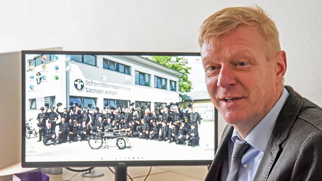 Der Nachterstedter Bezirksschornsteinfegermeister Andreas Hampe arbeitet ehrenamtlich für die Schornsteinfegerinnung Sachsen-Anhalt, die ihren Sitz in Ilberstedt hat.