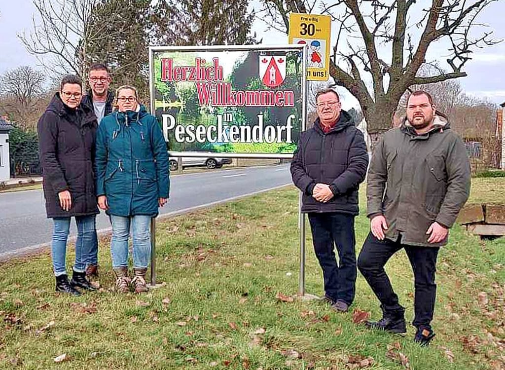 Nadine Bloch, Toralf Gruschinski, Kathrin Tiemann, Jürgen Schlee und Maik Fischer (von links) stehen seit der Gründung an der Spitze der Gemeinschaft Peseckendorf und Neubau.