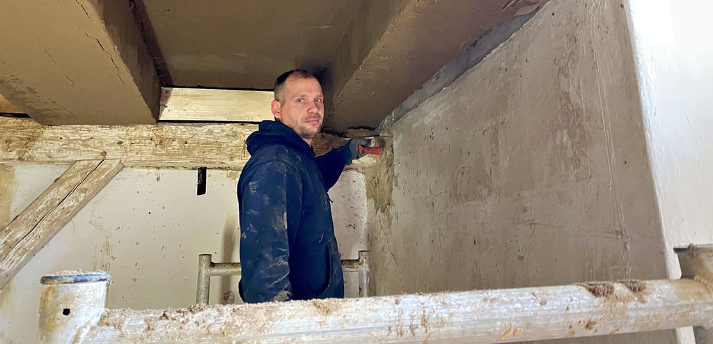 Tobias Damm erneuert den Lehmputz in der Vorhalle der Nicolaikirche in Vogelsdorf.