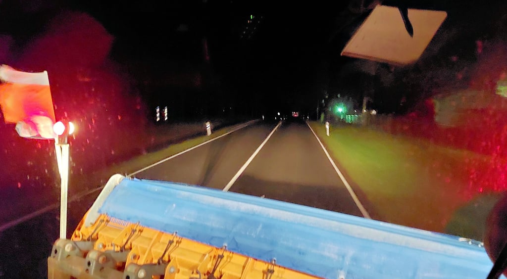 Kurz nach 4 Uhr sind die Straßen im Bördeland leer. Kaum ein Fahrzeug verirrt sich auf den Kreisstraßen. Leichter Schneefall verunsichert dabei nicht.