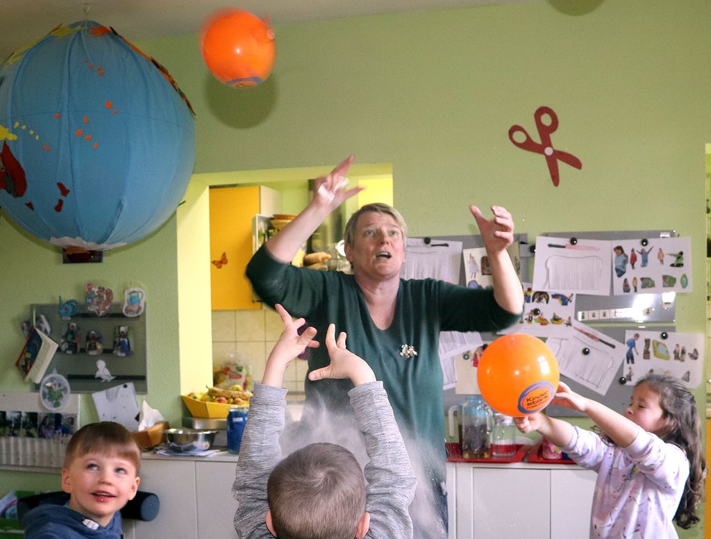 Die mit etwas Mehl gefüllten Luftballons wurden nach dem Aufblasen losgelassen und fegten mit großer Geschwindigkeit durch den Raum.