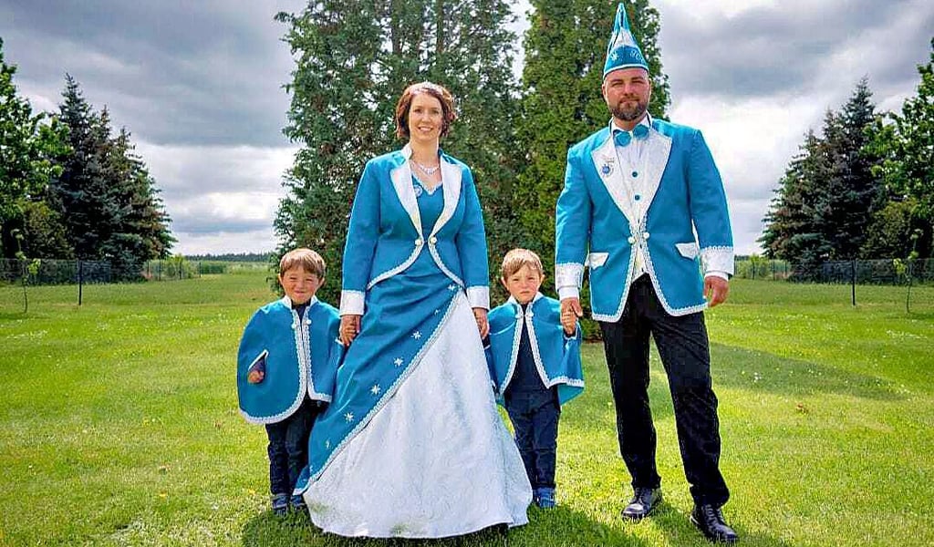 Das Prinzenpaar Sabrina I. und Marcus II. mit dem Nachwuchs: Paco und Pepe, beide vier Jahre alt