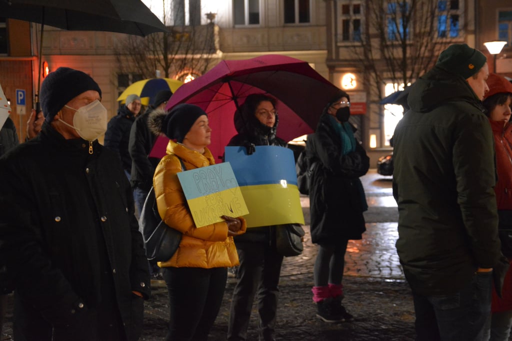 Teilnehmerinnen der Friedensdemo für die Ukraine auf dem Stendaler Marktplatz