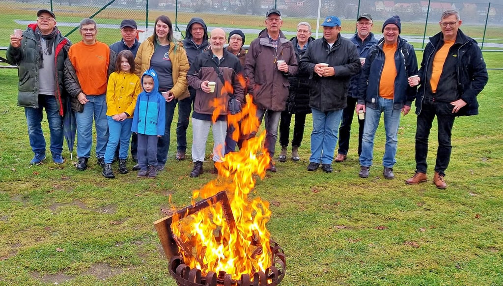 Mit Freunden und Angehörigen stellten sich die am Silvesterfliegen 2022 teilnehmenden Modellflug-Piloten des Havelberger Modellflugclubs „Otto Lilienthal“ dem Fotografen zum Erinnerungsfoto.