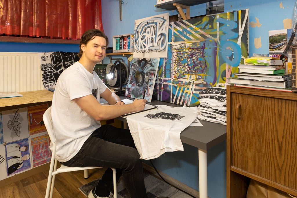 Moritz Linsel designt T-Shirts im Keller des Hauses, in dem er wohnt.
