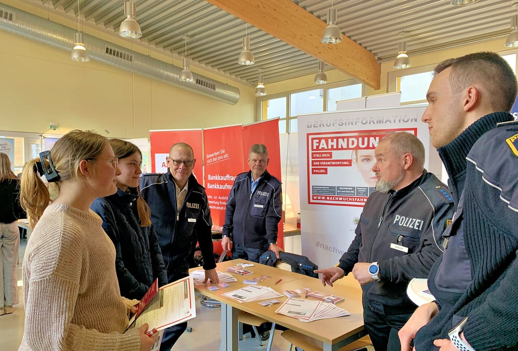 Die Neuntklässlerinnen Lene (vorn links) und Fiona informierten sich am Stand der Polizei über verschiedene Berufsmöglichkeiten.