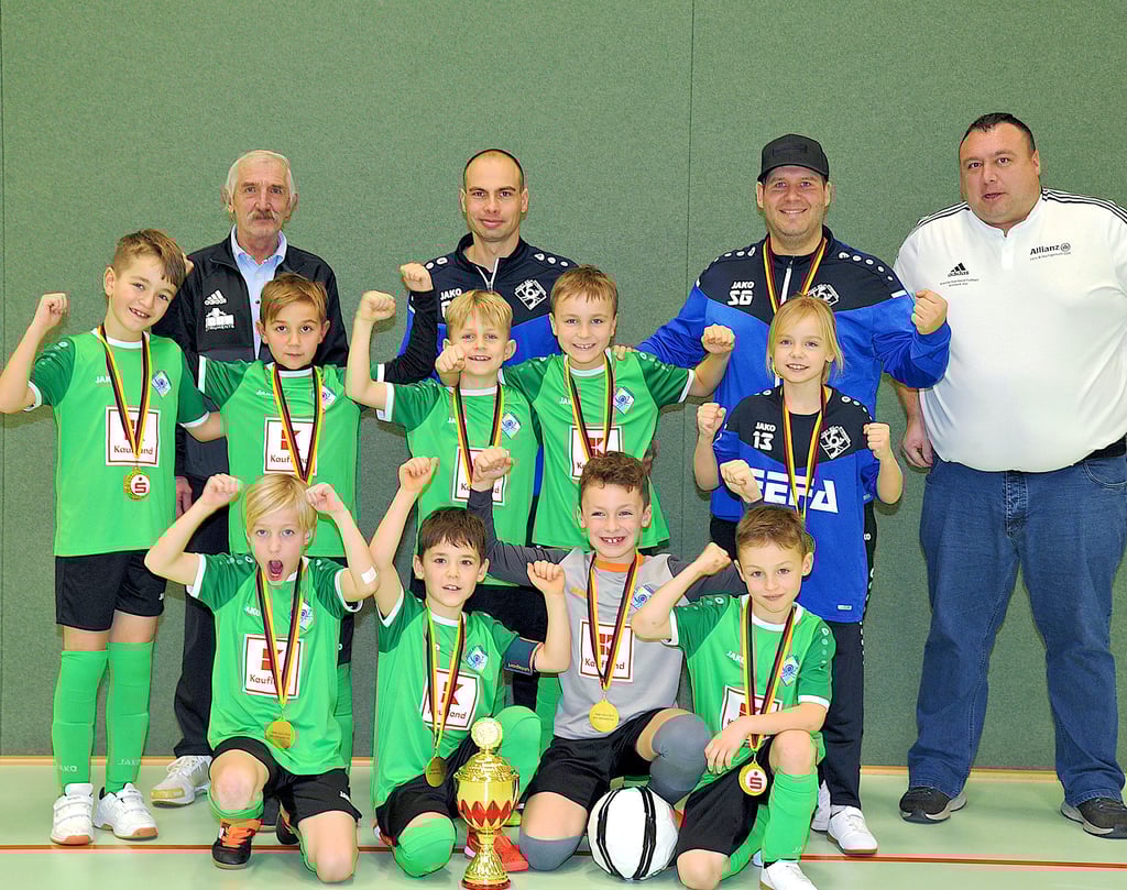 Die F-Junioren des Post SV Stendal haben die Hallenfußball-Kreismeisterschaft des KFV Altmark-Ost am Sonntag in der Sporthalle Schönhausen gewonnen. Abschließend gab es das obligatorische Mannschaftsfoto mit den Offiziellen des Turniers.