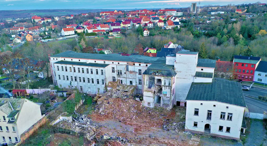 Der im vergangenen Jahr begonnene Abbruch des Bergbaukrankenhauses ruht seit mehreren Monaten.