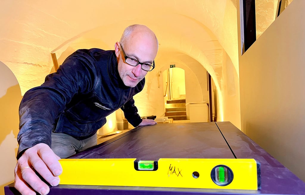 Möbeltischler Siegbert Bumblies beim Einbau der Einzelstücke im Kellergewölbe des Museums.