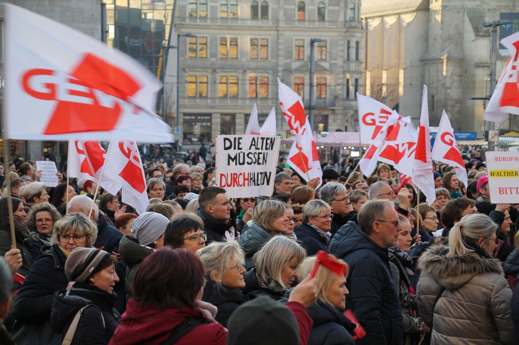 Rund 600 Teilnehmer zählte die Demonstration der Gewerkschaft Erziehung und Wissenschaft auf dem Marktplatz in Halle.
