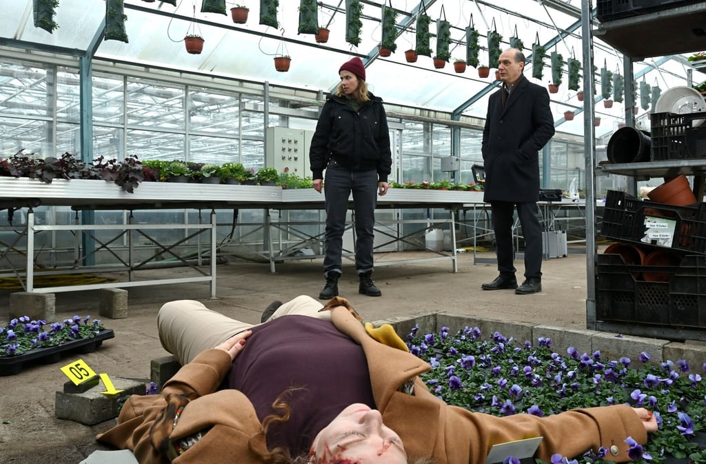 Karin Gorniak (Karin Hanczewski) und Kommissariatsleiter Peter-Michael Schnabel (Martin Brambach) am Tatort in der Gärtnerei.