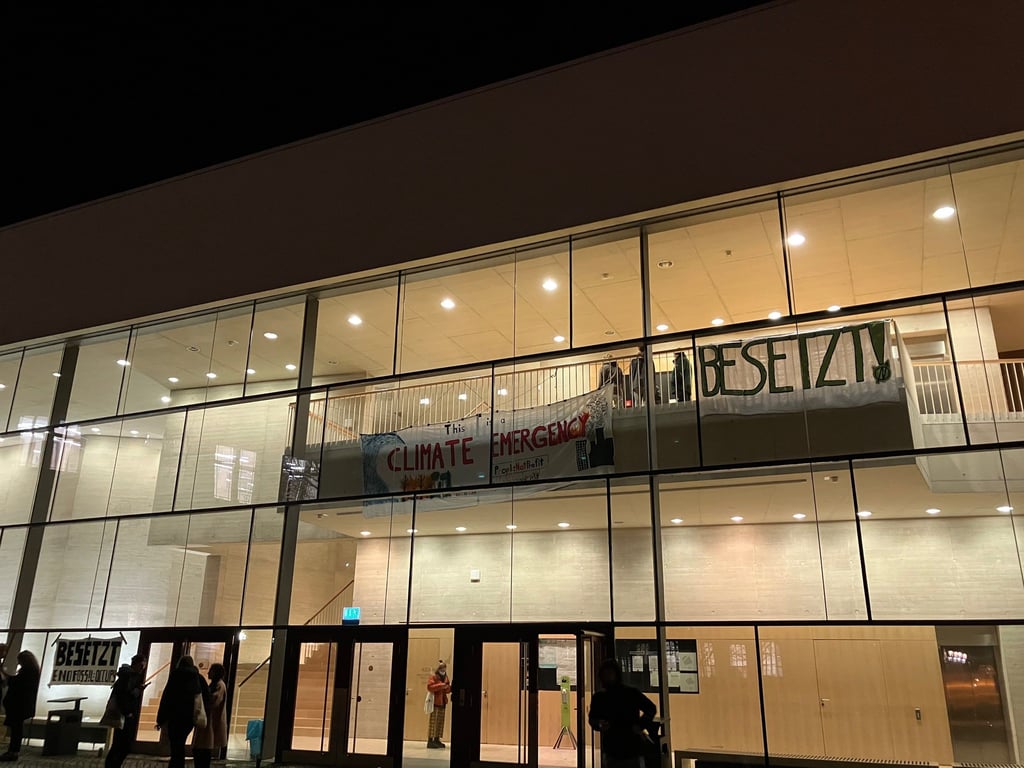 Mit Plakaten und Transparenten wollen die Besetzer öffentlichkeitswirksam auf ihr Anliegen aufmerksam machen.