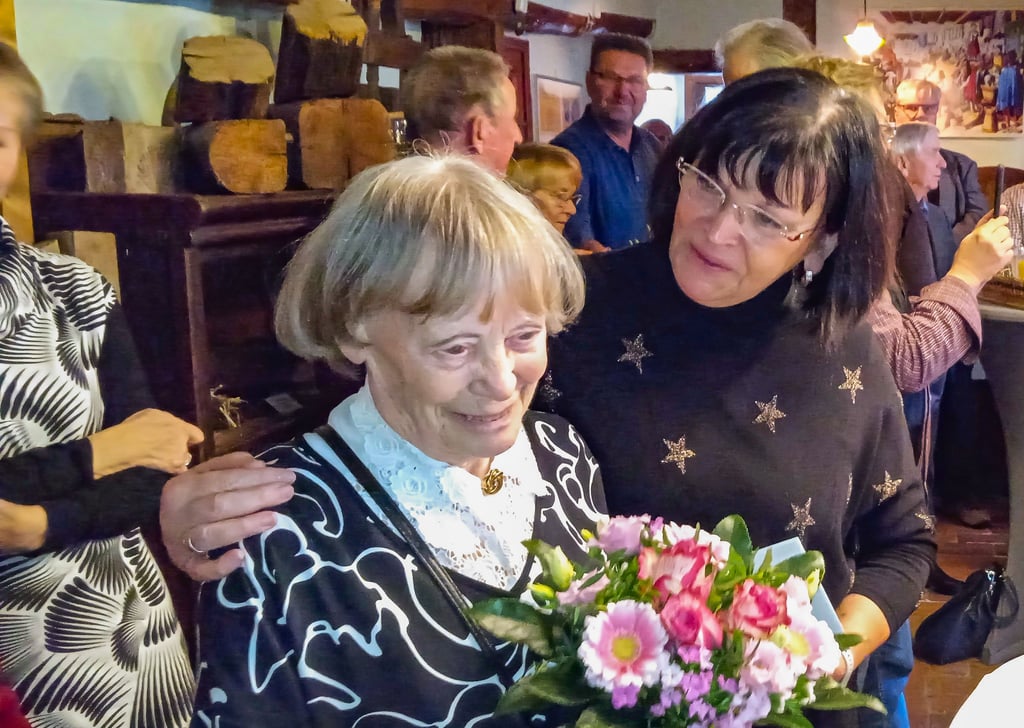 Rosemarie Kellermann (links) ist eines der ältesten Mitglieder des Gernröder Kulturvereins. Dessen Vorsitzende Regina Simon gratuliert ihr zum 90. Geburtstag.