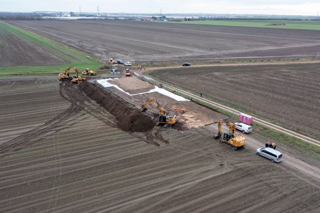 Aktuell untersuchen Archäologen Teile der zukünftigen Intel-Fläche im Gewerbegebiet Eulenberg auch mit schwerem Gerät. Anfang Januar haben die Untersuchungen begonnen.