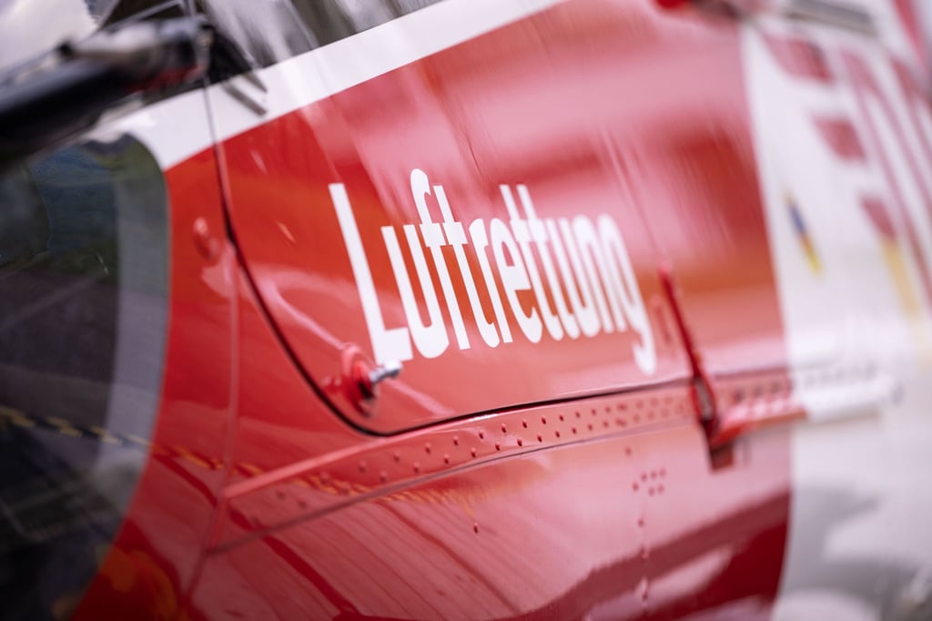 Ein Rettungshubschrauber steht auf einem Helikopterlandeplatz.