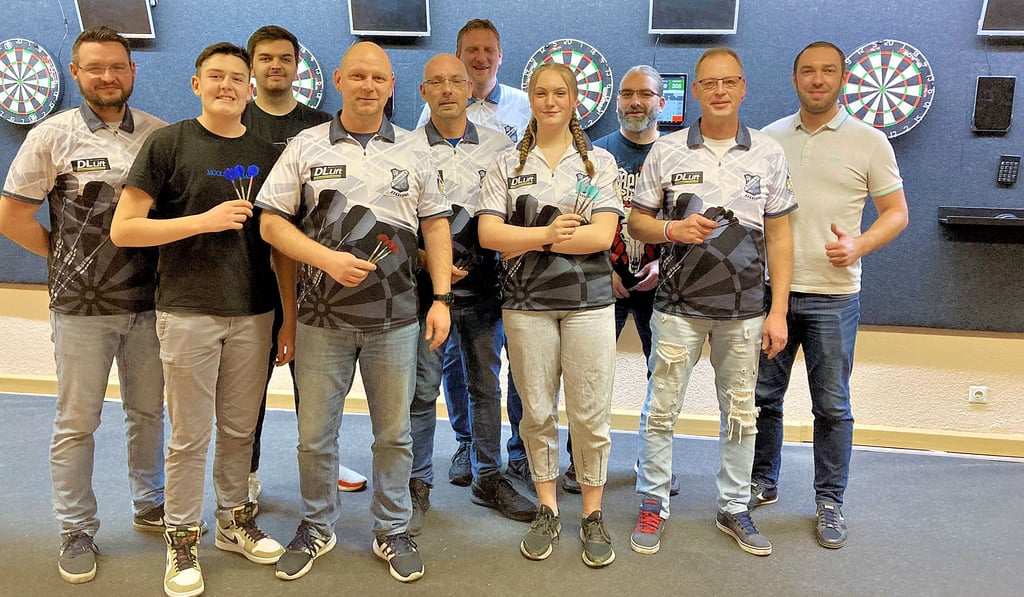 Maik Lorenz (r.) freut sich, dass sich die Dartspieler um Danny Pitschke (4.v.l.) dem SV Zöschen angeschlossen haben.