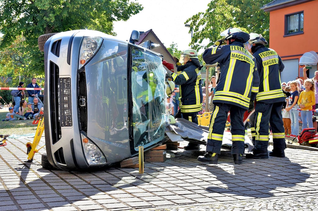 Bei einer Schauvorführungen zum Volks- und Heimatfest im September zeigten die Ottesleber Feuerwehrleute, wie eine verletzte Person aus einem Unfallwagen geborgen wird.