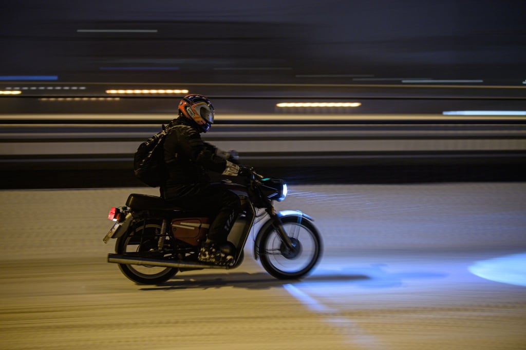 Schichtarbeit bei der Kleidung: Wohl temperiert zu bleiben, ist auch bei kaltem Winterwetter auf dem Motorrad wichtig.