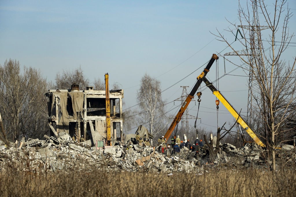 Arbeiter räumen Trümmer nach einem ukrainischen Raketeneinschlag in der von Russland besetzten Stadt Makijiwka weg.
