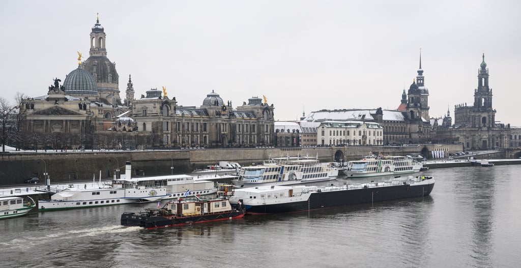 Am Mittwoch (18. Januar 2023) passierte der Sondertransport Dresden. Der gesamte Verband mit einer Länge von 113 Metern durchfährt die Elbe von der tschechischen Grenze über Dresden bis nach Magdeburg. Am Freitag (20. Januar 2023) wird er in der Landeshauptstadt erwartet.