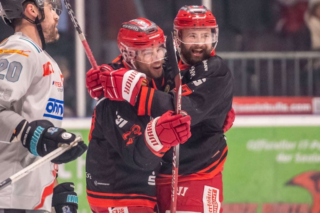 Roman Pfennings (l.) und Thomas Merl jubeln beim Heinsieg gegen Essen.