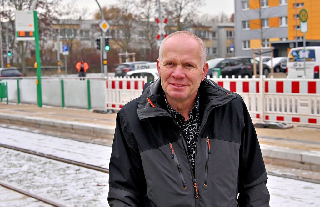 Roland Zander, Fraktionsvorsitzender der Gartenpartei/Tierschutzallianz: Er kämpft für fehlende MVB-Wartehäuschen an den Haltestellen der Linie 1 im Kannenstieg wie hier am Hanns-Eisler-Platz.
