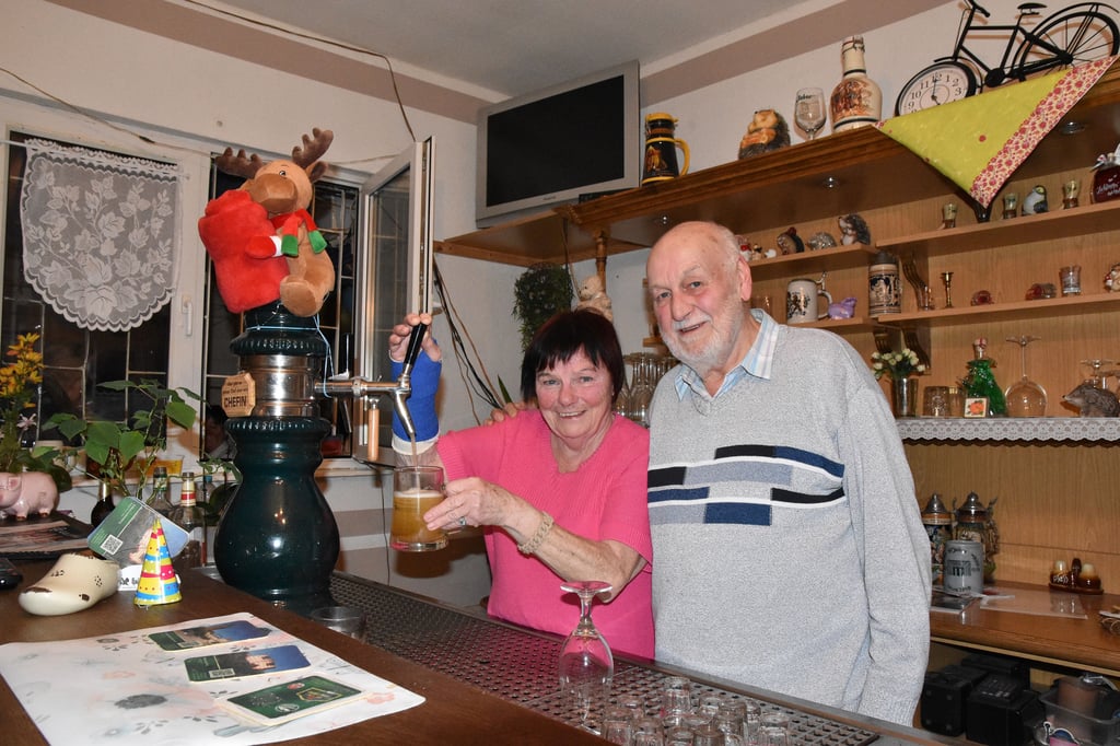 Dagmar Warnstedt und Wolfgang Matthes stehen am Tresen des Gartenlokals „Zum Igel“ in Magdeburg. Bis zu ihrem 80. Geburtstag wollten sie dies eigentlich so beibehalten.
