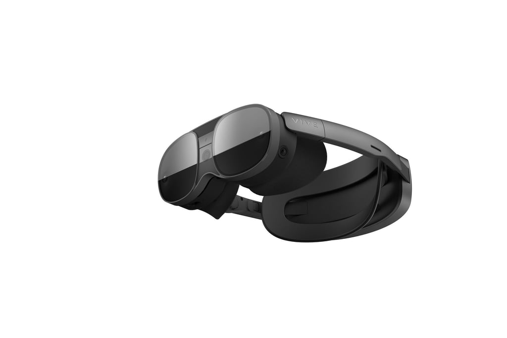 Die HTC Vive XR Elite ist modular aufgebaut und kann auch ohne den großen Akku (rechts) genutzt werden.