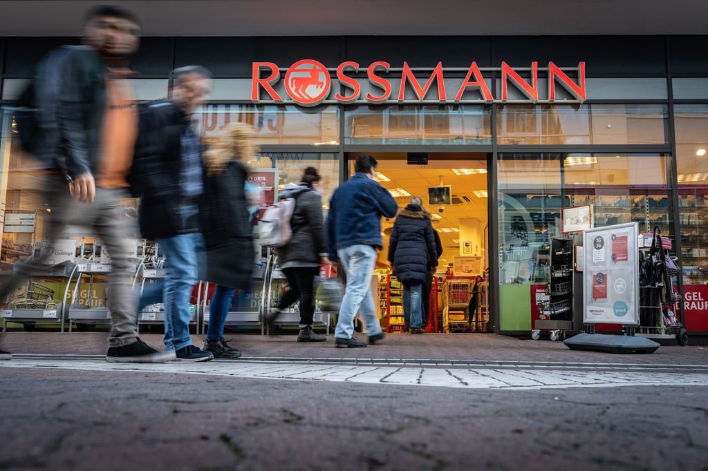 Kunden betreten eine Filiale der Drogeriemarktkette Rossmann.